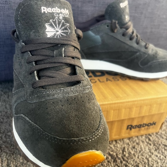 REEBOK WOMENS SUEDE GRAY CLASSICS SIZE 6.5 - Picture 3 of 4